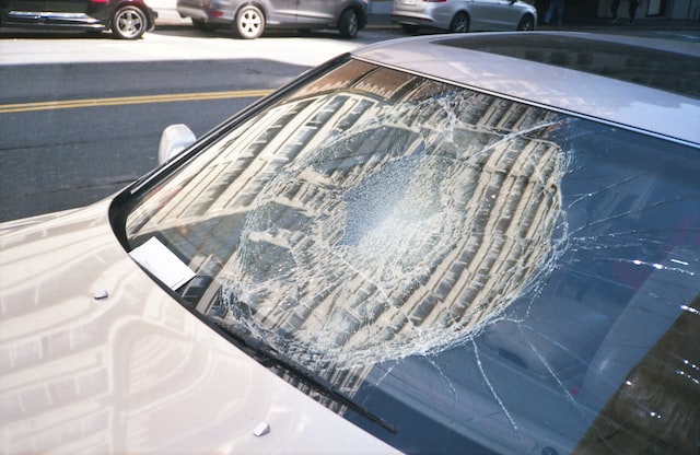 Rozbité čelní sklo na autě