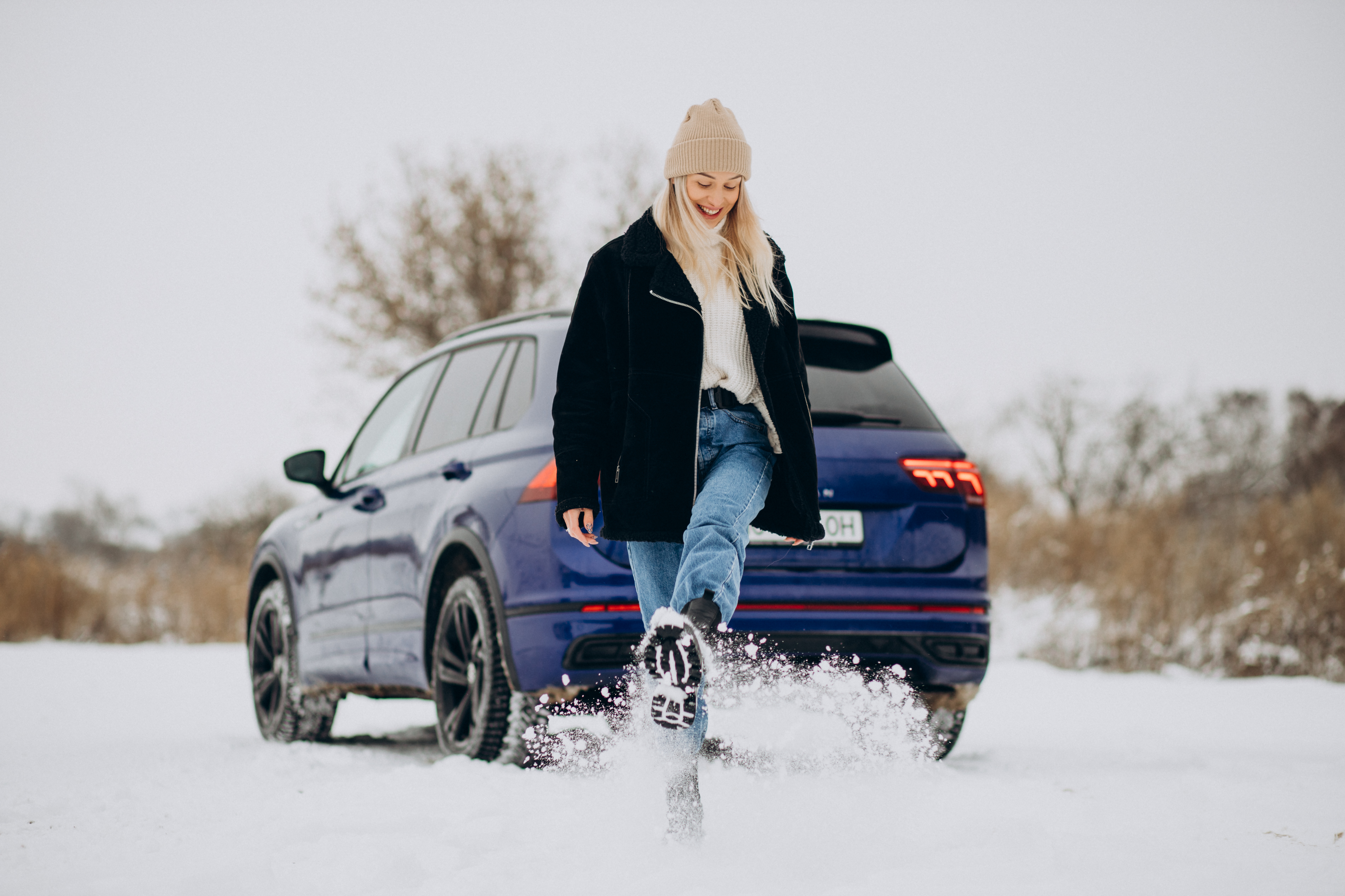 https://www.sixtleasing.cz/User_Files/contenttemplateeditor/699715d814694woman-winter-cloths-standing-by-her-car.jpg