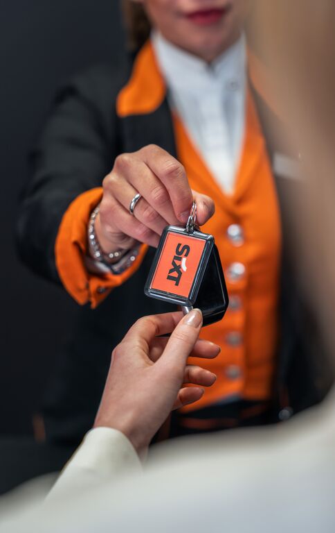 https://www.sixtleasing.cz/User_Files/contenttemplateeditor/69f318fc014e3z%C3%A1kazn%C3%ADk_kl%C3%AD%C4%8De_sixt.jpg